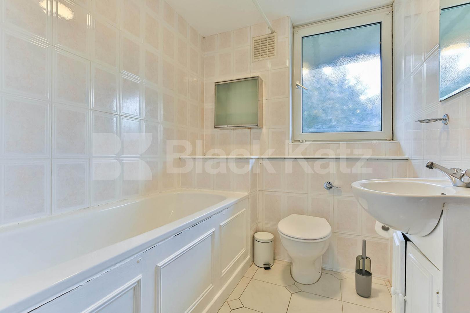 Spacious 3 bedroom property split over 2 floors minutes to Old Street Ironmonger Row , Old Street - Shoreditch